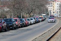 Pražané si stěžují na nelegálně parkující ukrajinská auta. Magistrát s tím nic nezmůže