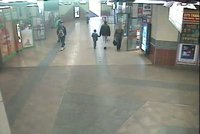 Žena, která ztratila v metru balík peněz, se našla: Poctivé nálezkyni dá odměnu