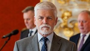 Pavel podepsal zavedení EET i změnu stavebního zákona, dvě sporné novely vetoval Pavel podepsal zavedení EET i změnu stavebního zákona, dvě sporné novely vetoval