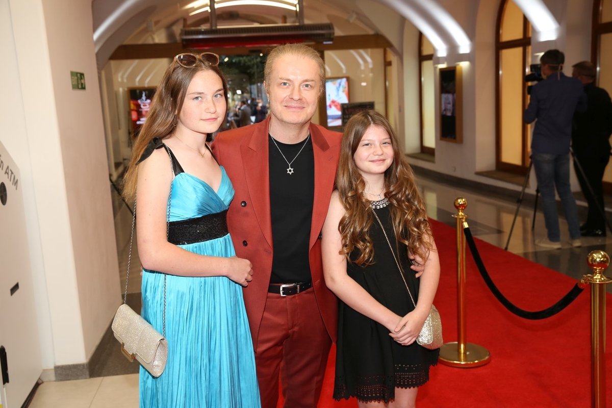 Pavel Šporcl s dcerami Violettou a Sofií