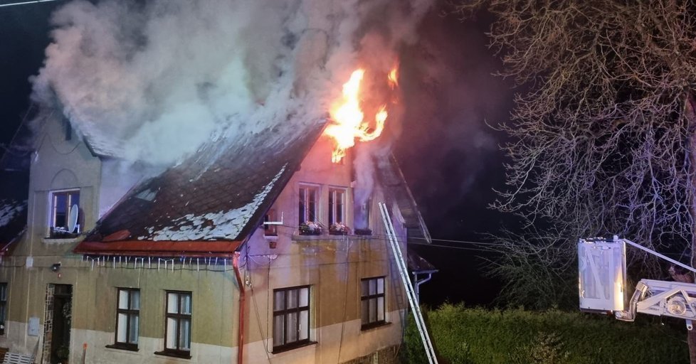 Rodinný dům Aničky v plamenech.