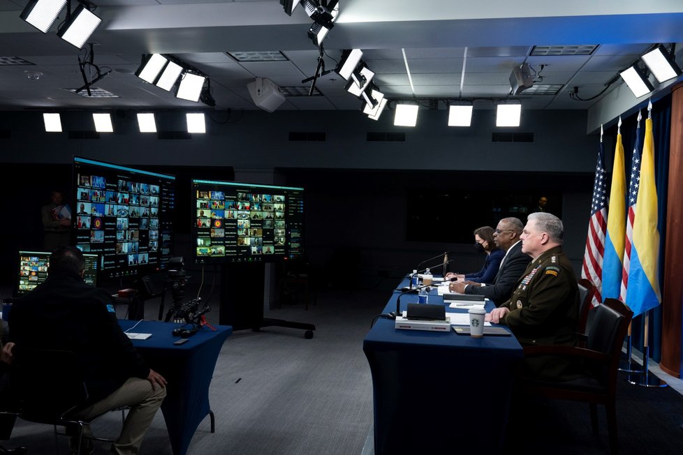 Zástupci Pentagonu na videocallu s představiteli ukrajinské armády (23.5.2022)
