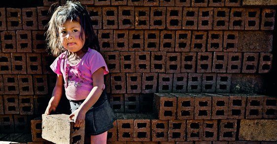 Fotoreportáž Jana Sochora: Ruční výroba cihel v Peru je úmorná práce pro celou rodinu