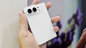 Pět velkých nedostatků skládacích telefonů, které ani Apple nevyřeší. Fyzika platí pro všechny stejně Pět velkých nedostatků skládacích telefonů, které ani Apple nevyřeší. Fyzika platí pro všechny stejně