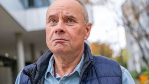 Petr (45) naletěl internetovým poradcům! Teď mu hrozí exekuce Petr (45) naletěl internetovým poradcům! Teď mu hrozí exekuce
