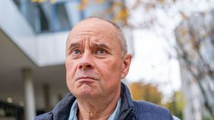 Petr (45) naletěl internetovým poradcům! Teď mu hrozí exekuce Petr (45) naletěl internetovým poradcům! Teď mu hrozí exekuce