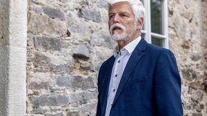 Petr Pavel v Karlovarském kraji: Návštěva slavné porcelánky i relikviáře svatého Maura Petr Pavel v Karlovarském kraji: Návštěva slavné porcelánky i relikviáře svatého Maura