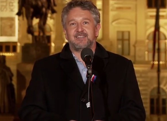 Epidemiolog IKEM Petr Smejkal během oslav 17. listopadu při proslovu na Václavském náměstí v rámci Festivalu svobody (17.11.2020)