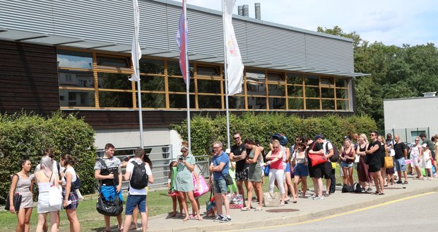 The heat in Prague drove people to the swimming pool.  Such were the queues at the Petynka swimming pool on July 28, 2020.
