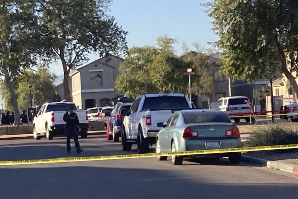 Při zásahu v americkém Phoenixu bylo postřeleno pět policistů. (11.2.2022)