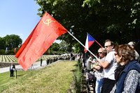 Provokace na pietním aktu v Terezíně? Skupinka lidí přišla s vlajkou SSSR!