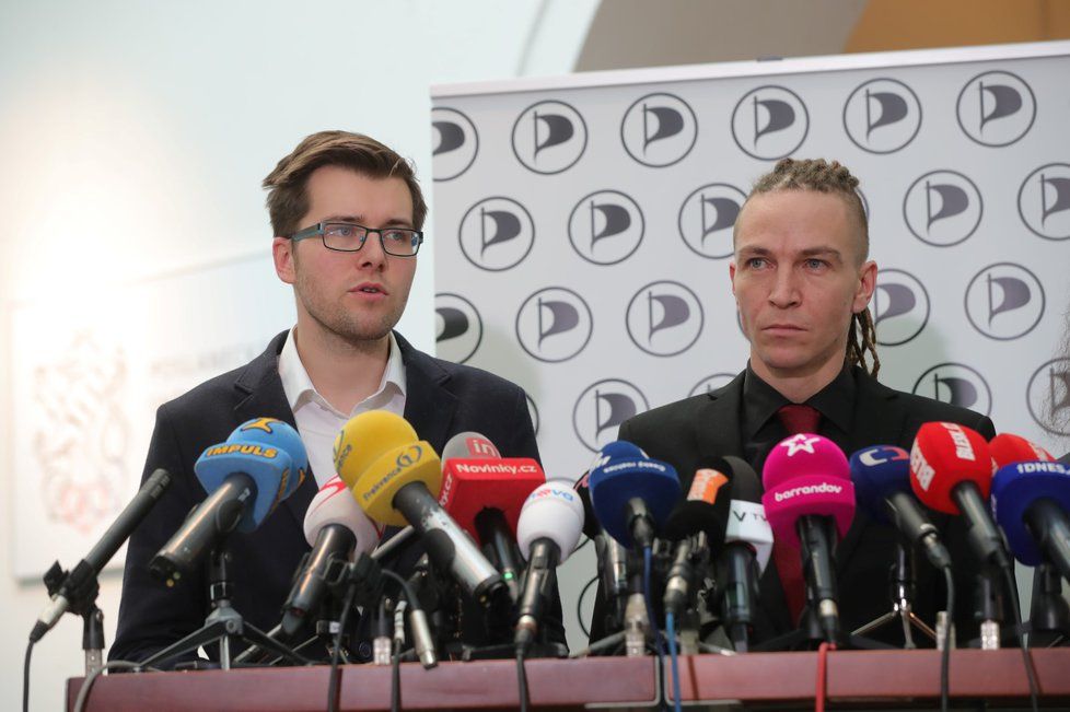 Tiskovka Pirátů, zleva: Jakub Michálek, Ivan Bartoš.