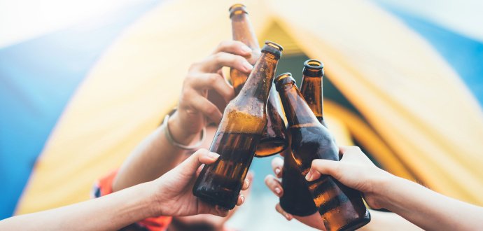 Poraďte si (nejen) v kempu: 9 triků, jak otevřít pivo i bez otvíráku