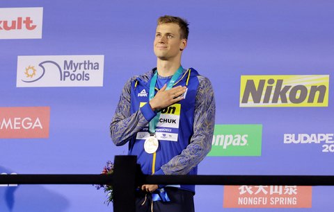 Ukrajinský plavec Mychajlo Romančuk s bronzovou medailí z MS