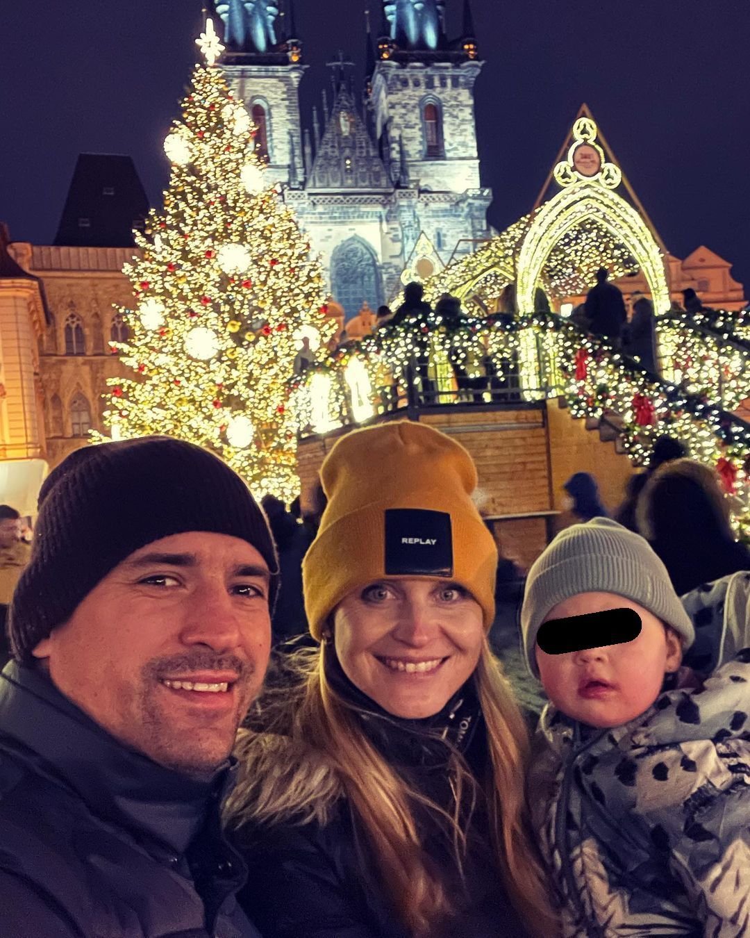 Tomáš Plekanec s manželkou Lucií Šafářovou a jejich prvorozenou dcerkou Leontýnkou si vyšli na tradiční předvánoční procházku starou Prahou