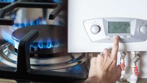 Plyn na burze vyletěl o 57 %! ČEZ přesto drží ceny dole: Jak ušetřit tisíce, než přijdou první mrazy?