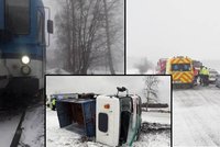 Převrácený autobus, náklaďák i vlak ve stromu: Na západě Čech trápí řidiče padající sníh