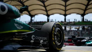 Pneumatiky kvůli degradaci ztrácí až 3 desetiny na kolo. Pirelli očekává nejméně dvě zastávky Pneumatiky kvůli degradaci ztrácí až 3 desetiny na kolo. Pirelli očekává nejméně dvě zastávky