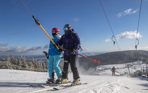 Na horách čeká na lyžaře modrá obloha a slunce.