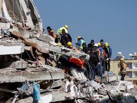 Počet mrtvých po zemětřesení v Turecku a Sýrii překročil 11 tisíc.  Naděje na záchranu zavalených klesá
