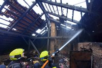 Evaukace lidí z domu v Praze 9: Vyhořel podkrovní byt