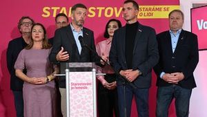 Podpora ANO klesá, Starostové válcují ODS a stávají se hlavní silou opozice Podpora ANO klesá, Starostové válcují ODS a stávají se hlavní silou opozice