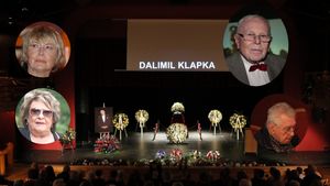 ONLINE: Pohřeb Dalimila Klapky (†89): Fidlovačka plná legend! Bohdalová, Balzerová, Zíma a další