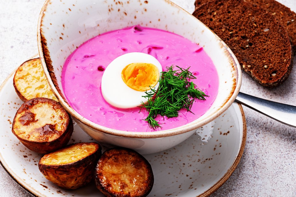Studená polévka z červené řepy má krásnou růžovou barvu.