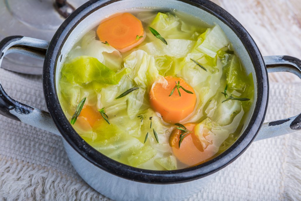 Výtečnou polévku uvaříte také z čerstvých zelných listů