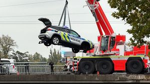 Policejní auto „zahučelo“ do Vltavy! Na Hlávkově mostě přerazilo zábradlí