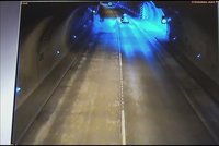 VIDEO: V tunelu na dálnici někdo vyhodil z auta pyrotechniku, ta explodovala