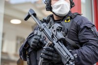 Agresor napadnul zlínské policisty nožem: Útok připomněl tragickou smrt jejich kolegy