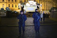 Samopaly v ulicích Prahy: Policie obsadila i vánoční trhy na Staromáku