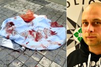 Muži po pádu pod tramvaj praskla lebka: Zachránili ho policejním tričkem!