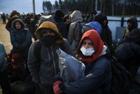 Migranti útočili na polsko-běloruské hranici kameny a větvemi. Police nasadila slzný plyn
