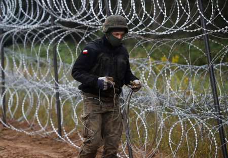 La Pologne a construit une clôture en fil de fer barbelé à la frontière avec la Biélorussie.