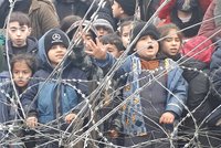 Ženy a děti vojáci tlačí přes plot. Lukašenko tlak stupňuje, migranti zvažují cestu skrz Česko