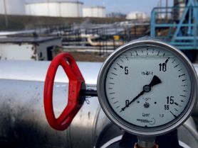 Polsko dál odebírá ruskou ropu. Rozpočet Kremlu trpí, Írán využil příležitosti