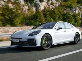 Porsche Panamera má nové plug-in hybridní verze. Na elektřinu zvládnou až 96 km 