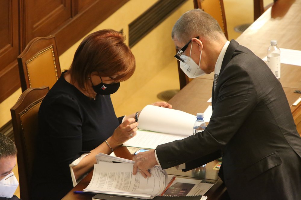 Nouzový stav ve Sněmovně: Alena Schillerová (za ANO) a Andrej Babiš (ANO) (26.3.2021)