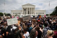 Americký nejvyšší soud zrušil právo žen na potrat! Historický obrat, hodnotí pozorovatelé