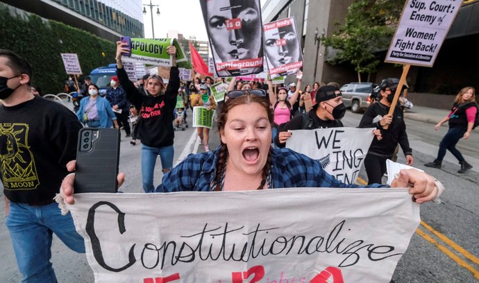 Demonstrace proti návrhu nejvyššího soudu v USA v kauze Roe v. Wade. Nejvyšší soud chce zrušit rozsudek, který před padesáti lety zakázal jednotlivým státům přijímat zákony omezující právo žen na umělé ukončení těhotenství.