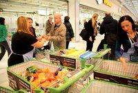 Češi mohou opět lidem v nouzi darovat jídlo. Potravinová sbírka míří do 750 obchodů