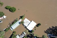 Klíčové dálnice v Austrálii jsou zaplavené, doprava stojí: Jídlo i léky vozí lidem vrtulníky