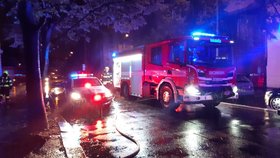 Noční požár na Vinohradech: Hořel byt ve 4. patře činžáku, dvě osoby skončily v péči lékařů
