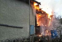 Vařil opium z makovic a zapálil kamarádovi chatu: Hasiči zdolávali požár dvě hodiny