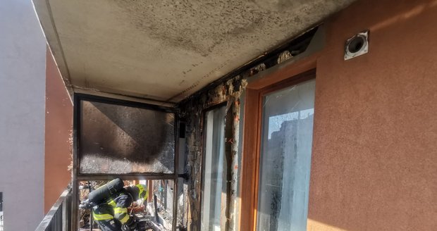 Požár v pražských Holešovicích se podařilo hasičům dostat pod kontrolu