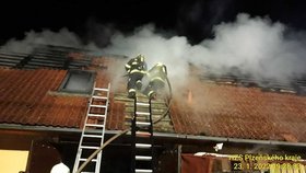 Oheň zdevastoval rodinný dům na Klatovsku: Vážně popálený důchodce je v nemocnici
