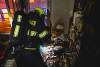 Požár bytu v Praze 6: Vzplála knihovna, žena skončila v péči lékařů