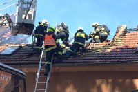 Požár rodinného domu ohrožoval i radnici, oheň se k ní dostal na deset metrů